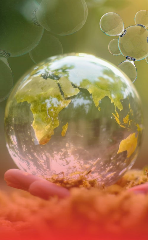 Globo de cristal sobre un campo cultivado, proyección global