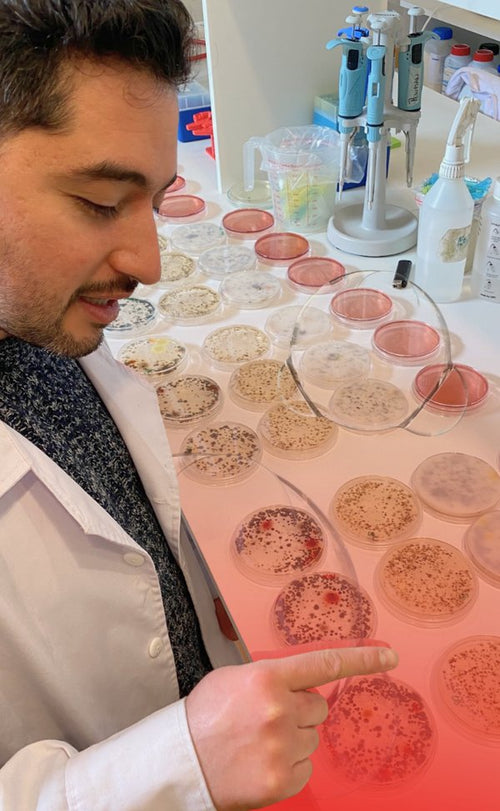 Científico de Pewman Innovation analizando placas de cultivo en laboratorio
