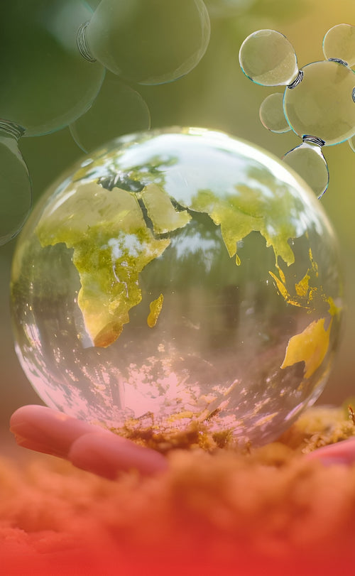 Globo de cristal sobre un campo cultivado, proyección global